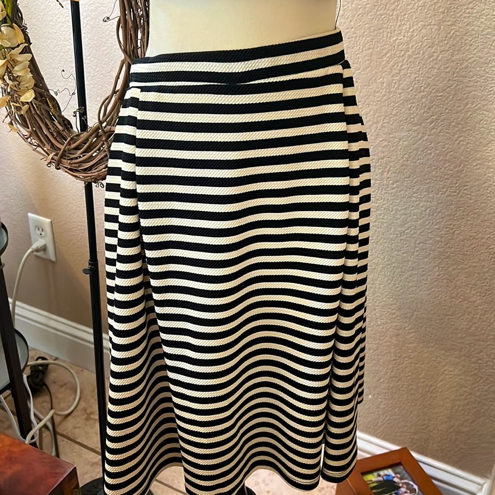 Cute 🥰 little knee skirt